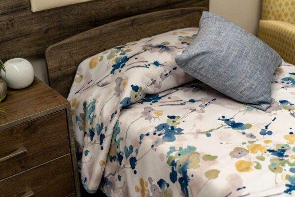 Sakura Winter Bedspread with cushion (1)