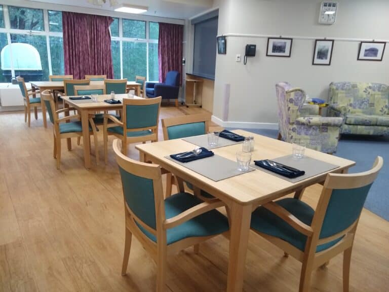 Darlingford Venus Table Marta Chairs 2 scaled