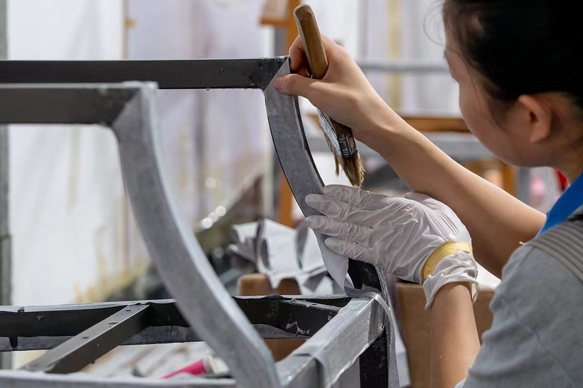 What Is Metal or Aluminium Wood-Grain Furniture?